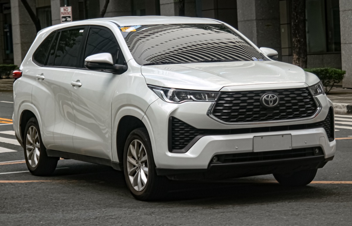Premium SUV — Toyota Innova Crysta / Hycross